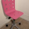 Chaise de bureau rose à roulettes