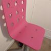 Chaise de bureau rose à roulettes – Image 2