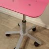 Chaise de bureau rose à roulettes – Image 4