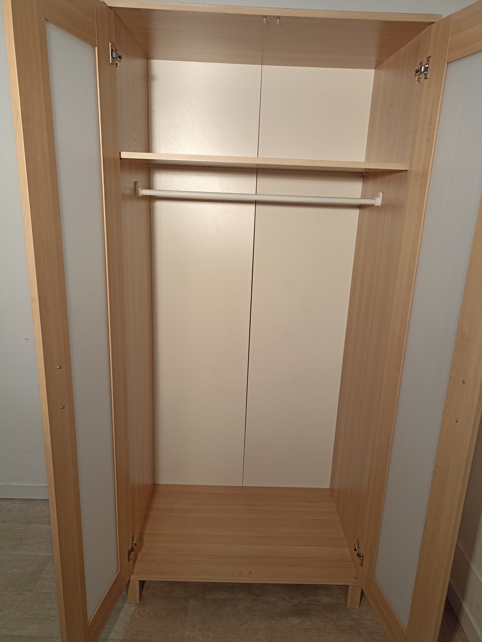 Bobby Armoire/dressing en bois blond 95 € Très bon état