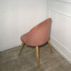 Chaise scandinave en velours rose – Image 3