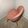 Chaise scandinave en velours rose – Image 4
