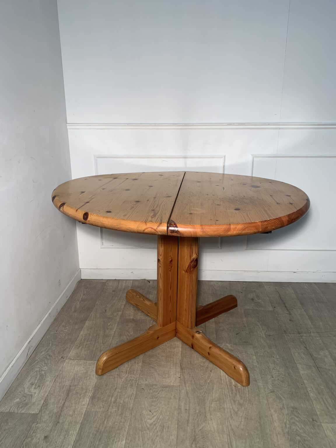 Bobby : Table ronde en pin massif avec rallonges - 70 € - État correct