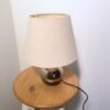 Lampe beige avec socle gris