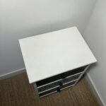 Petite commode à tiroir noir et blanc – Image 5