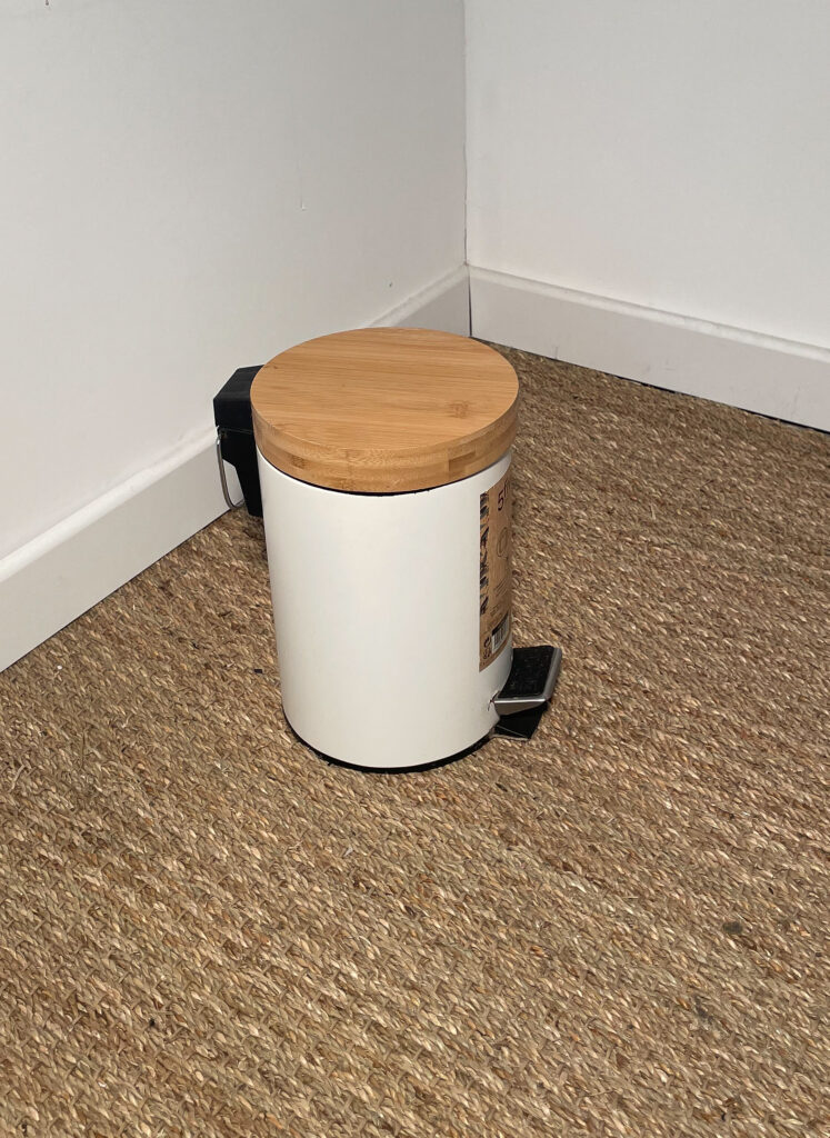 Poubelle Salle De Bain Pieds Et Couvercle Imitation Bois • Univers Salle De Bain