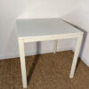 Table carré blanche (2-4 pers.) – Image 2