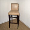 Tabouret de bar en cuir beige et bois