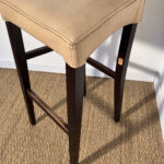Tabouret de bar en cuir beige et bois – Image 2