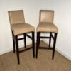 Lot de 2 tabourets de bar en cuir beige et bois
