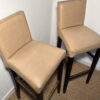 Lot de 2 tabourets de bar en cuir beige et bois – Image 2