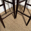 Lot de 2 tabourets de bar en cuir beige et bois – Image 8
