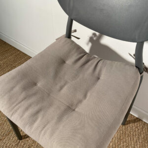 Chaise grise à l'unité (avec coussin) – Image 8
