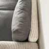 Canapé d'angle gris et blanc convertible – Image 11