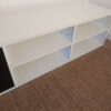 Meuble TV asymétrique blanc et noir – Image 10