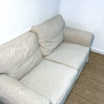 Canapé beige avec accoudoirs – Image 4