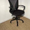 Chaise de bureau noire en tissu sur roulettes