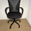 Chaise de bureau noire en tissu sur roulettes – Image 2