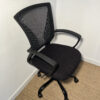 Chaise de bureau noire en tissu sur roulettes – Image 3