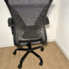 Chaise de bureau noire en tissu sur roulettes – Image 5