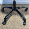 Chaise de bureau noire en tissu sur roulettes – Image 6