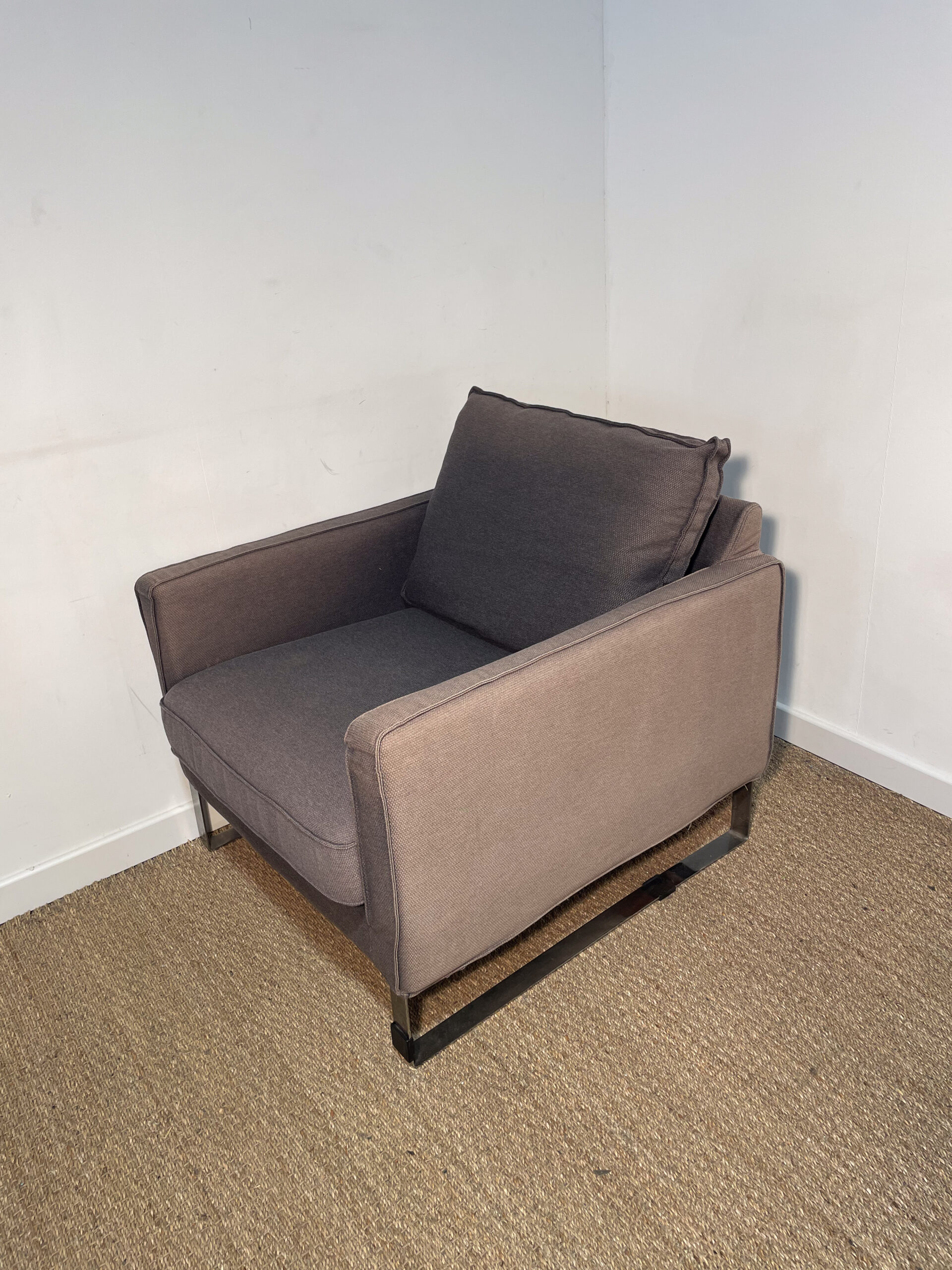 Fauteuil carré en tissu gris – Image 5