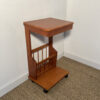 Table de chevet en bois sur roulettes