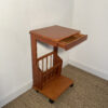 Table de chevet en bois sur roulettes – Image 3