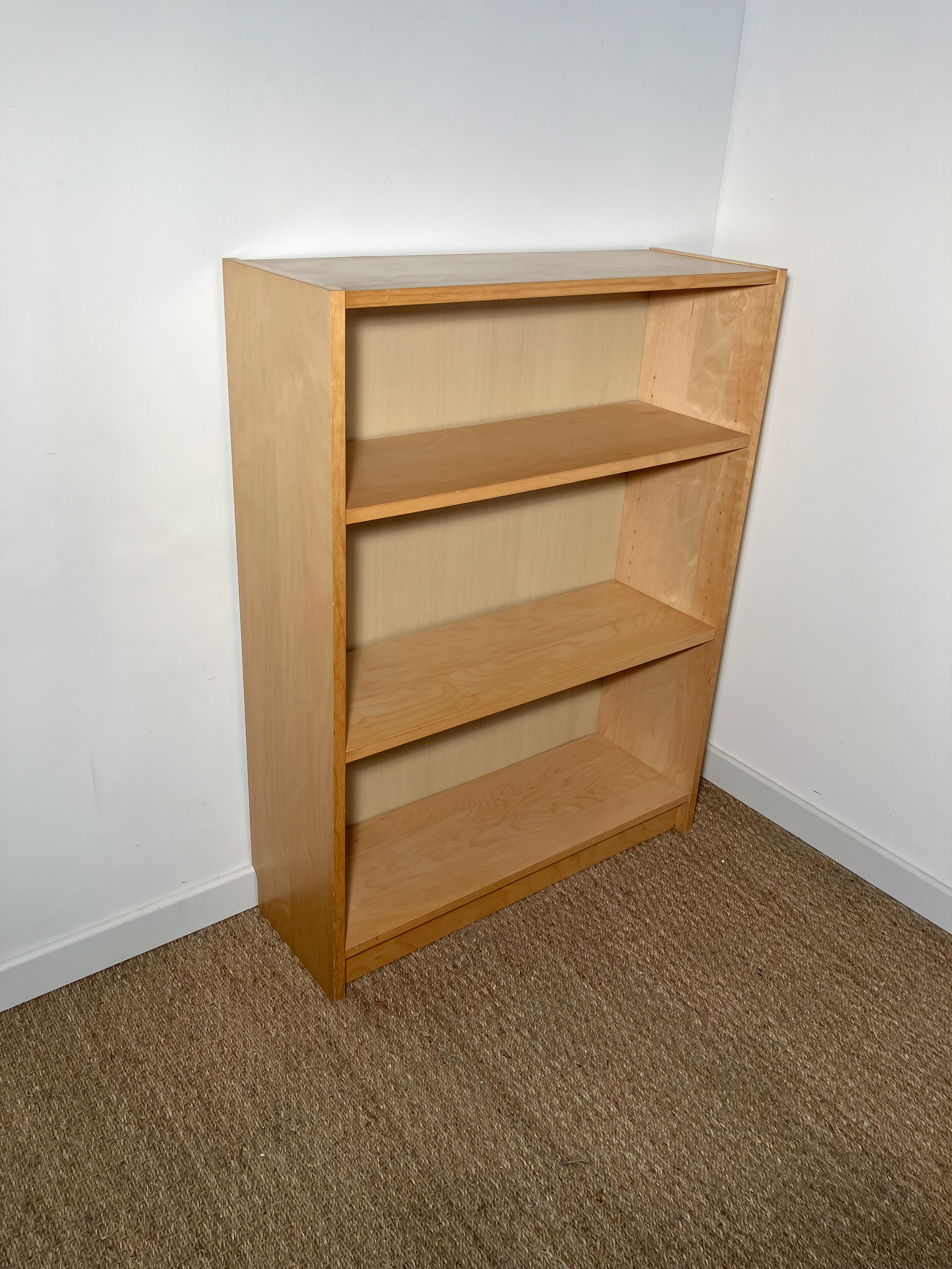 Petite bibliothèque en bois clair