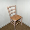 Chaise en bois rose (repeinte)