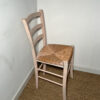 Chaise en bois rose (repeinte) – Image 3