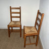 Lot de 2 chaises anciennes en bois – Image 2