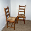 Lot de 2 chaises anciennes en bois – Image 3