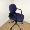 Chaise de bureau bleue avec accoudoirs