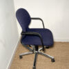 Chaise de bureau bleue avec accoudoirs – Image 3