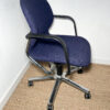 Chaise de bureau bleue avec accoudoirs – Image 4