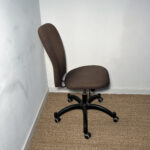 Chaise de bureau marron – Image 3
