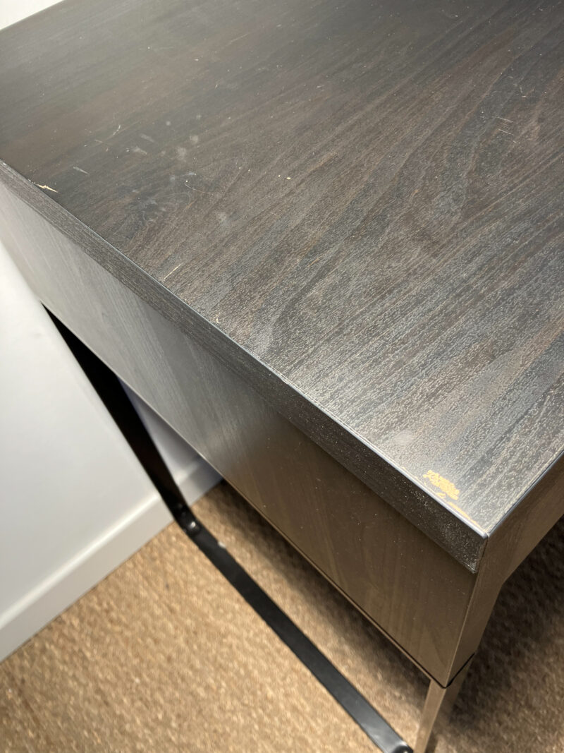 Petit bureau en bois et métal noir – Image 6