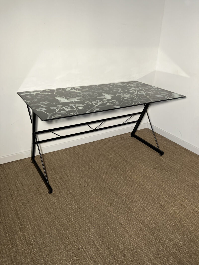 Bureau en verre noir avec motifs