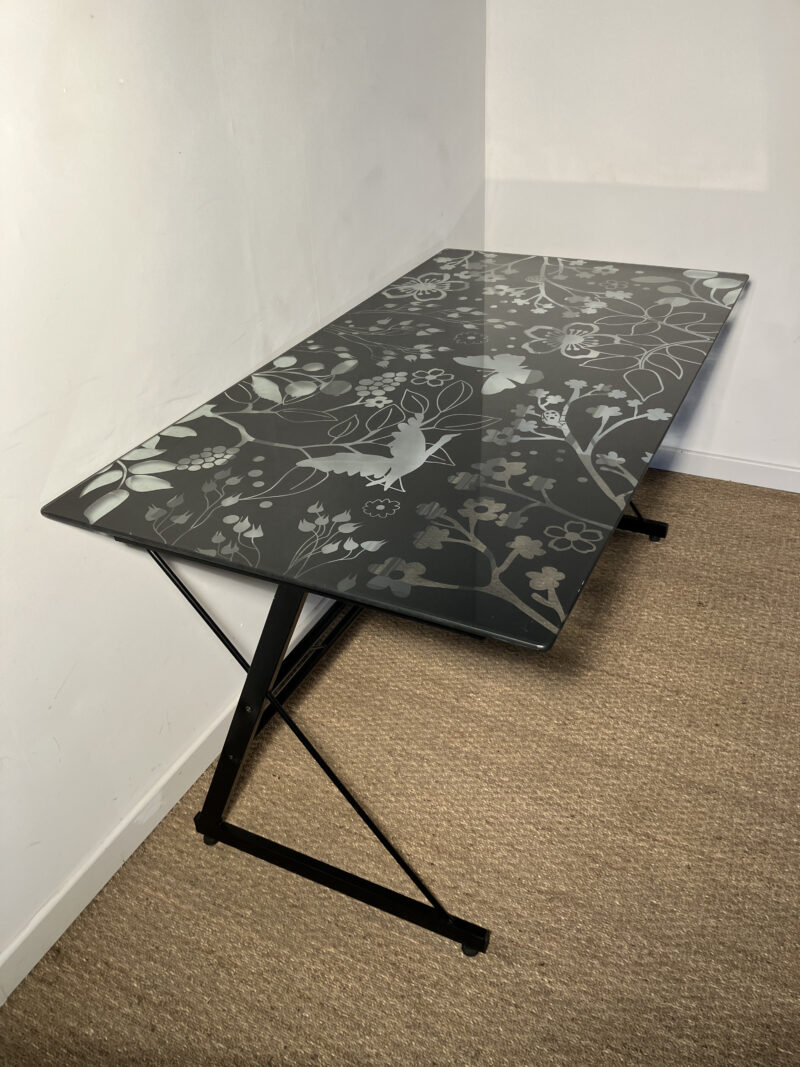 Bureau en verre noir avec motifs – Image 3