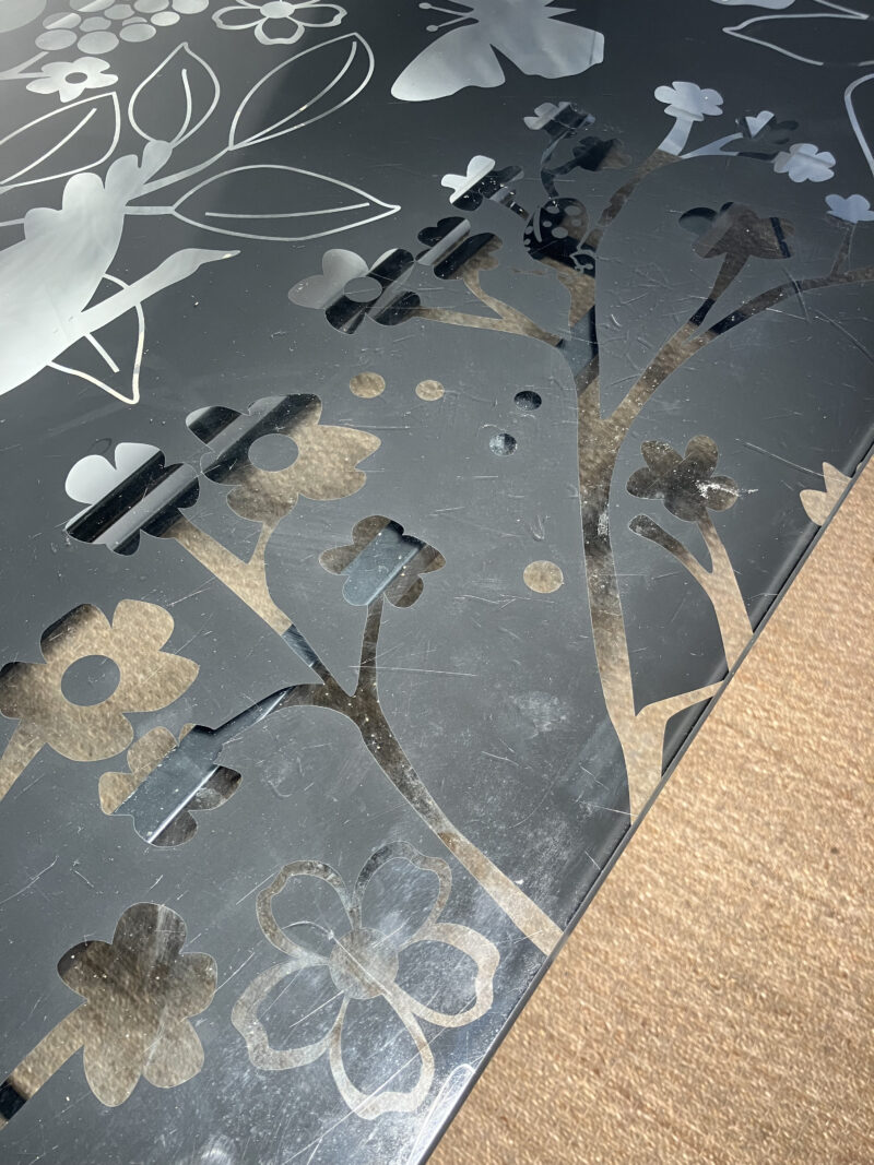 Bureau en verre noir avec motifs – Image 6