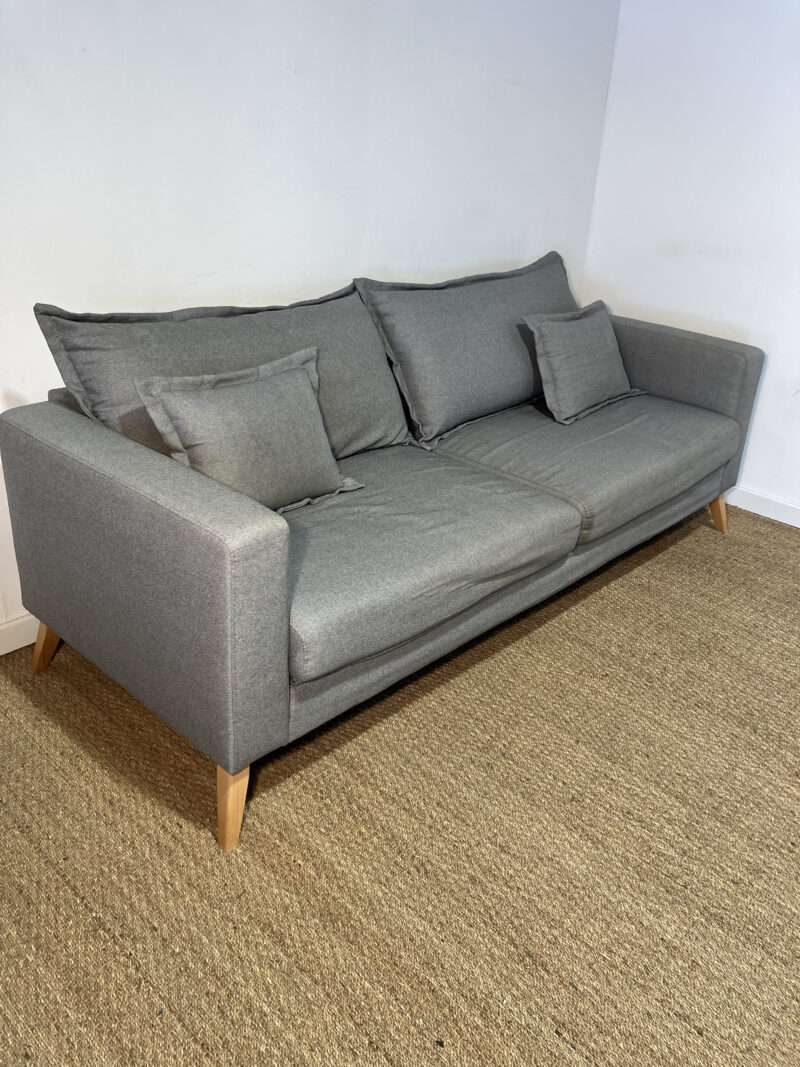 Canapé gris clair scandinave
