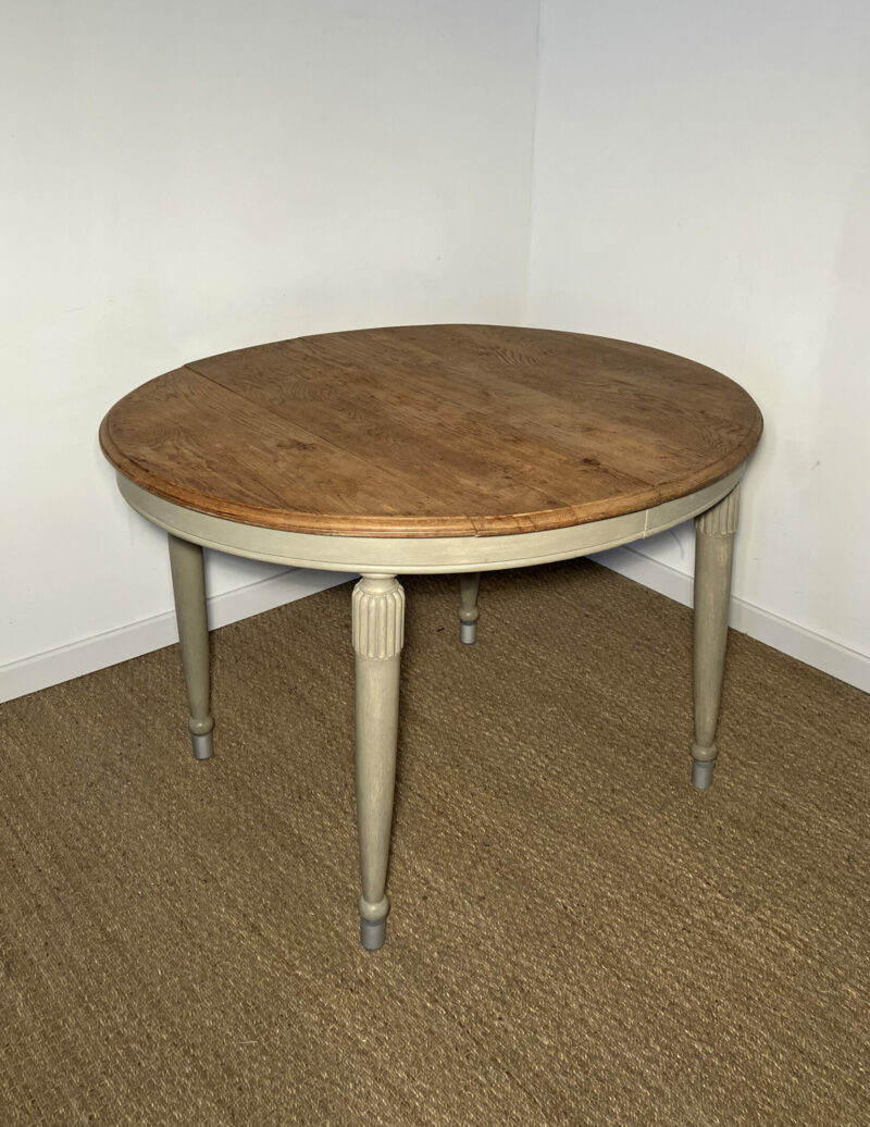 Table en bois ovale et pieds gris