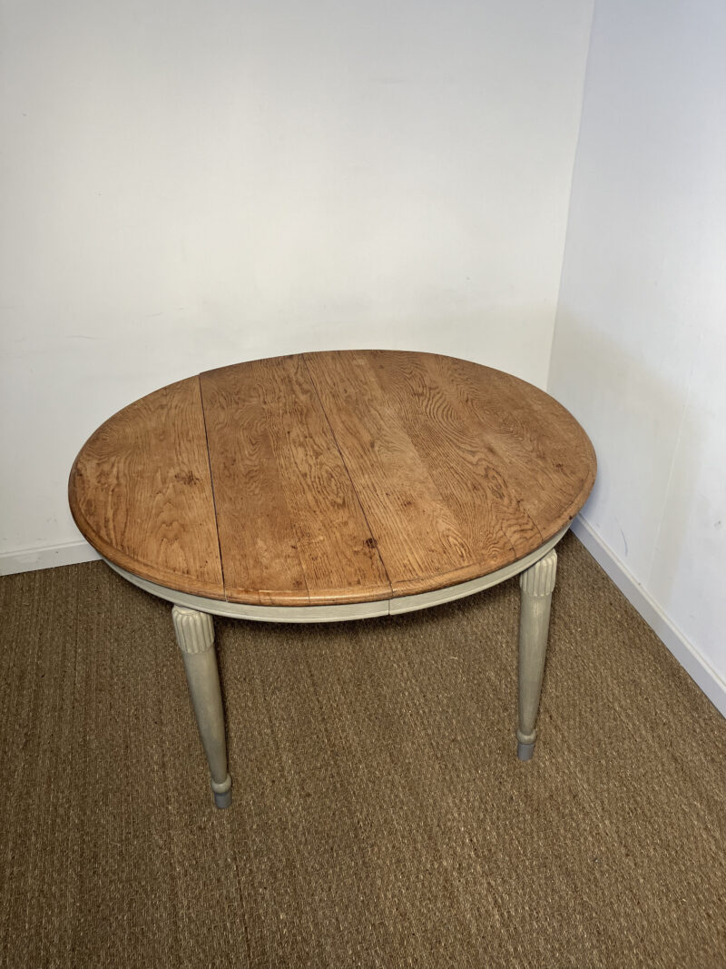 Table en bois ovale et pieds gris – Image 3