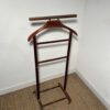Valet en bois sur roulettes