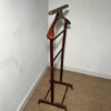 Valet en bois sur roulettes – Image 3