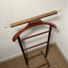 Valet en bois sur roulettes – Image 7