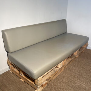 Banquette en palettes et coussins gris