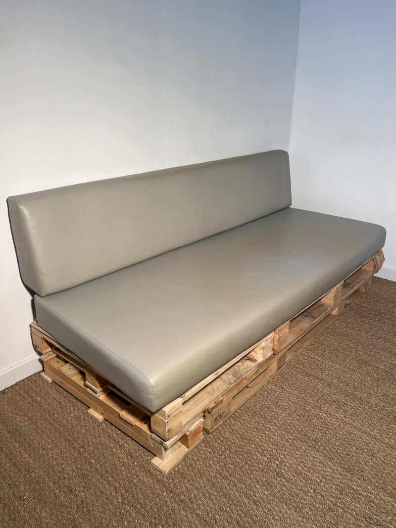 Banquette en palettes et coussins gris