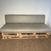 Banquette en palettes et coussins gris – Image 2